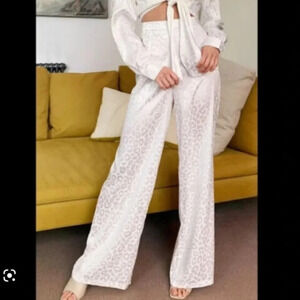Nasty Gal white leopard jaquard wide leg pants in excellent condition sz 4